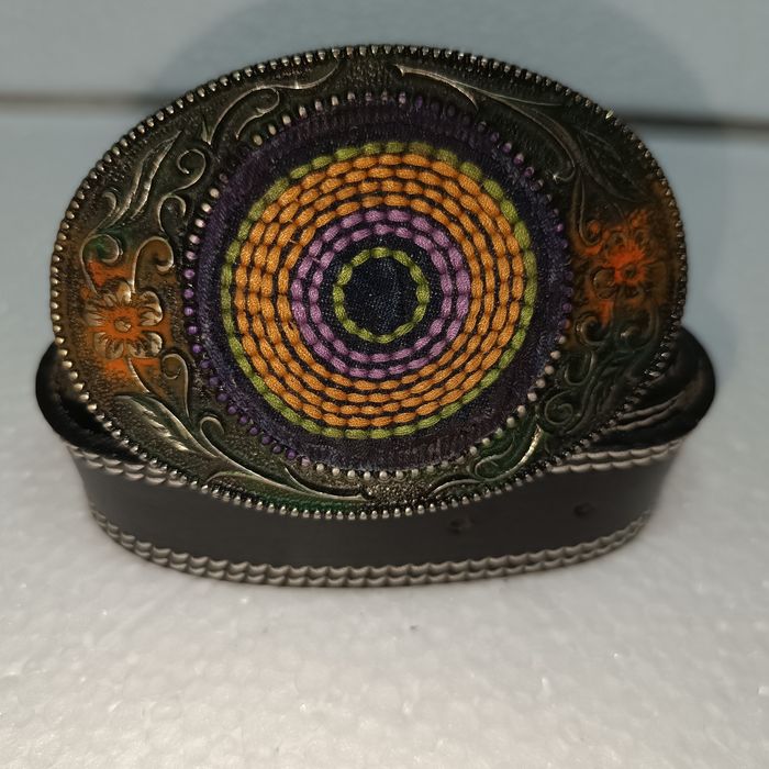 Cinto em Pele de qualidade Vintage Fivela Psicadélica Tecido em Metal