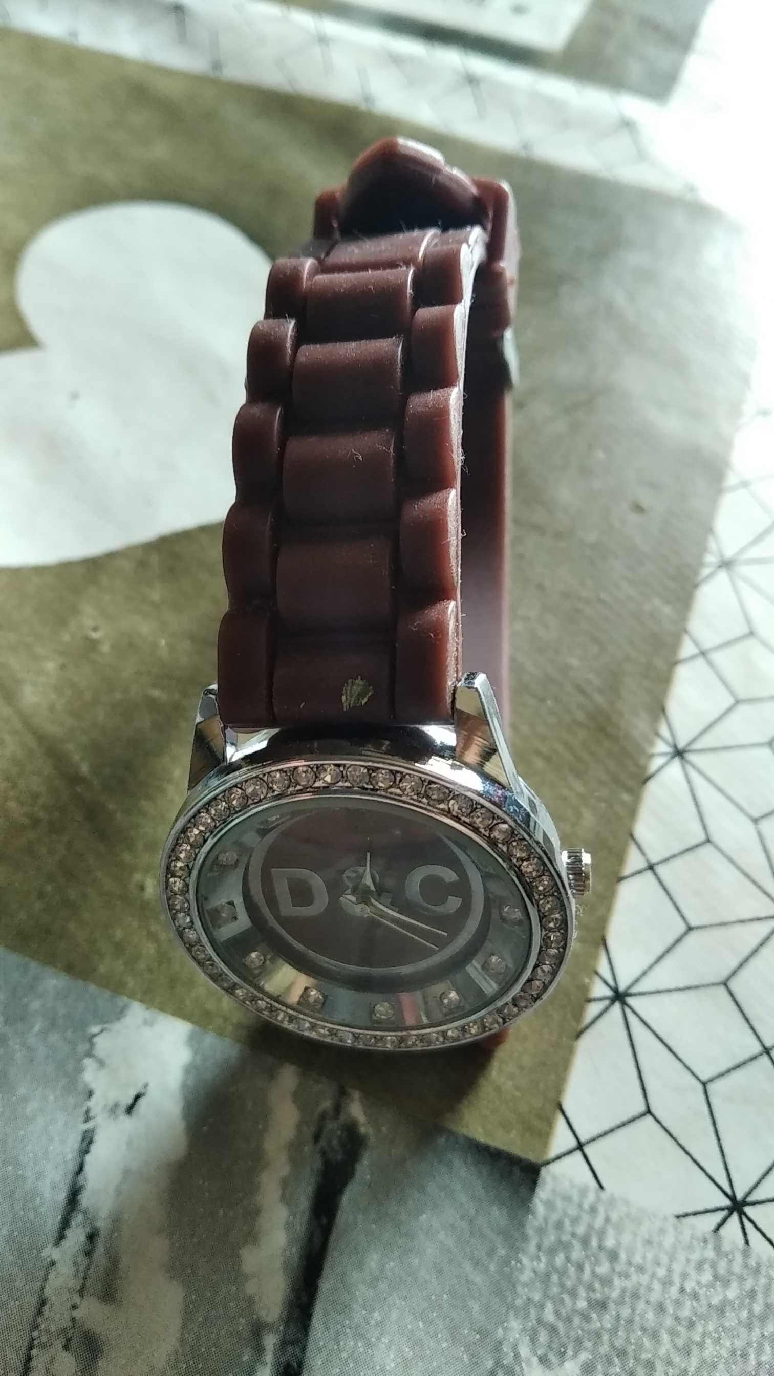Relógio de mulher D&C novo com pormenor com pedras brilhantes
