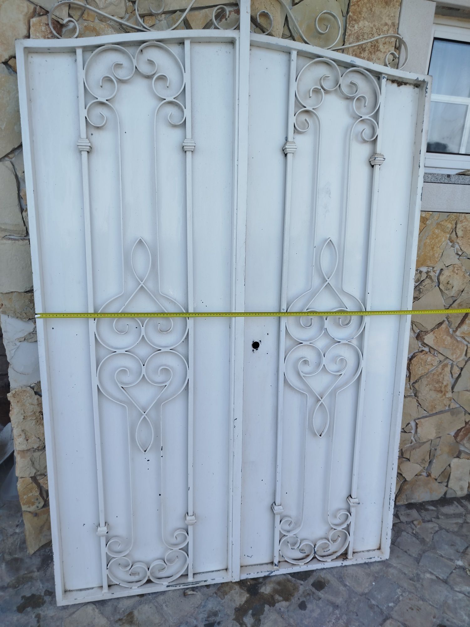 Portão exterior branco