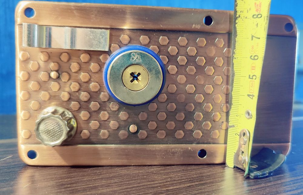 Замок накладний дверний