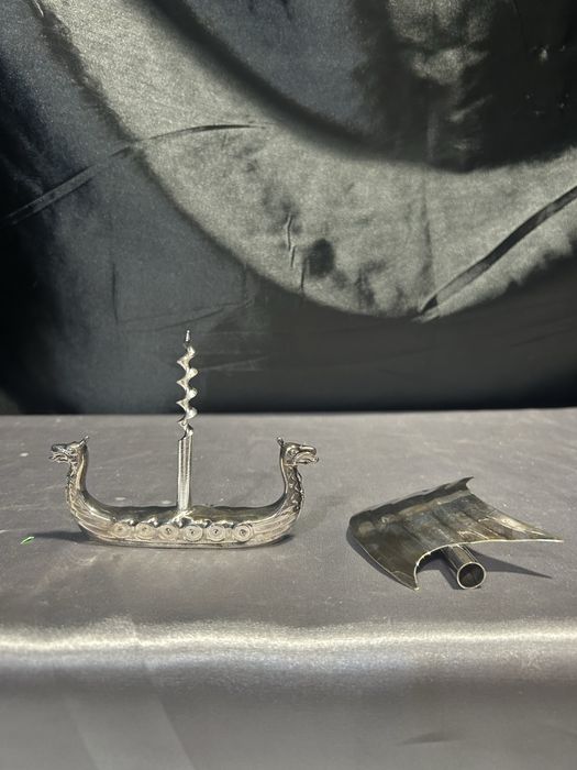 Metalowa łódź wikinga z korkociągiem – praktyczna i dekoracyjna