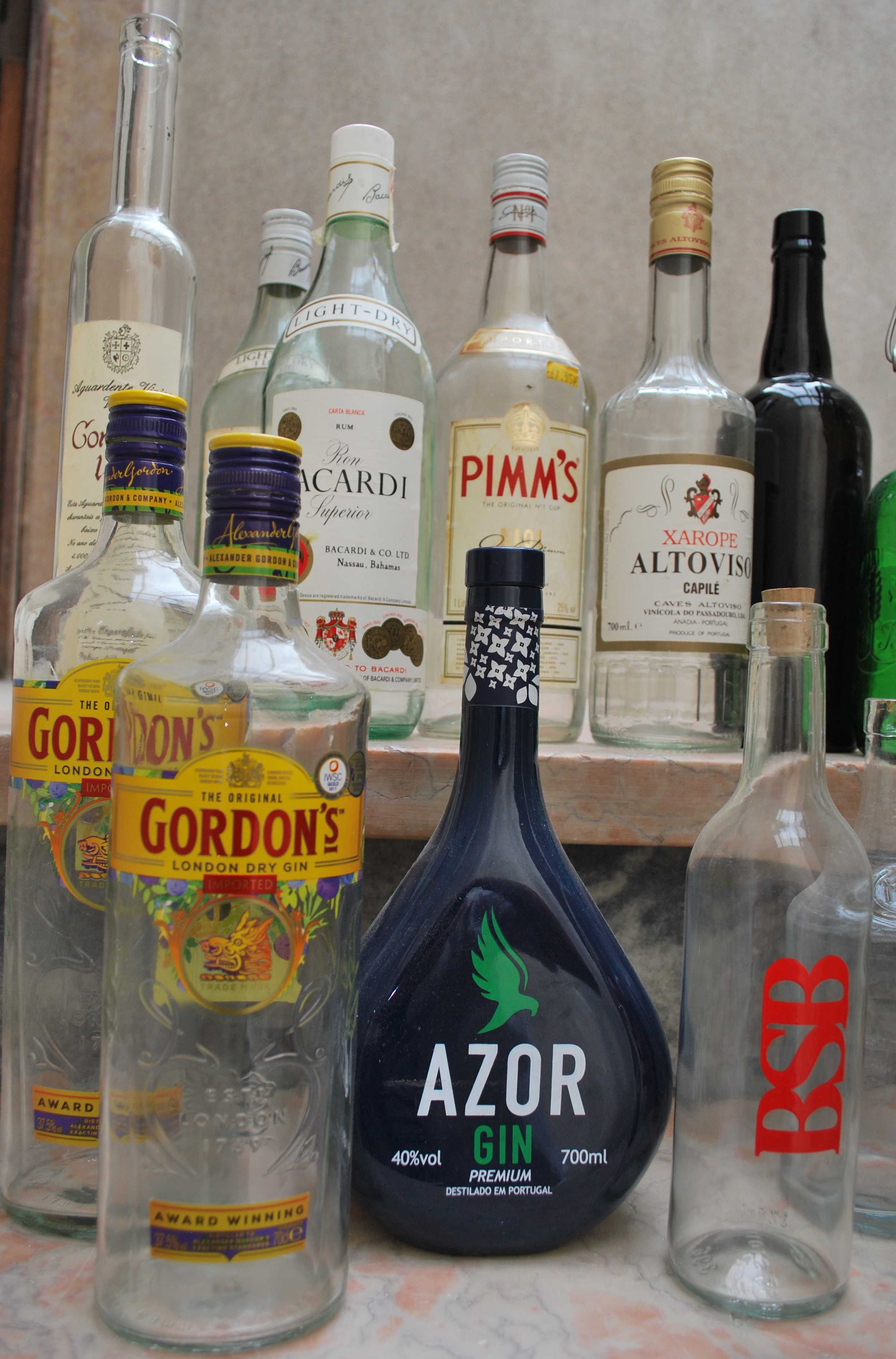 Garrafas de bebidas alcoólicas vazias