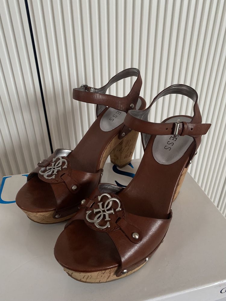 sandały na obcasie koturny GUESS r 39