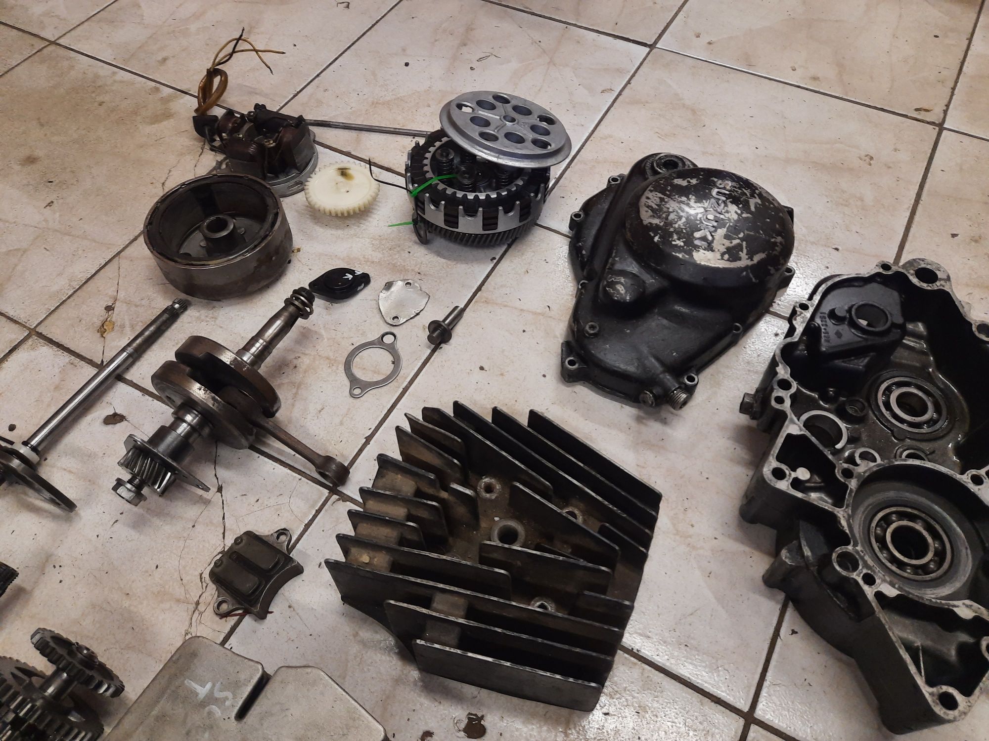 Suzuki TS 50 części cylinder głowica skrzynia wał kopka lusterko