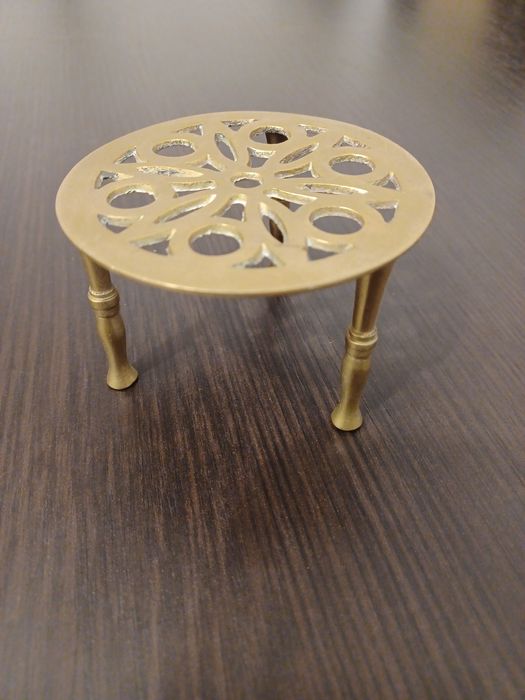 Stojak ozdobny na trójnogu mosiądz