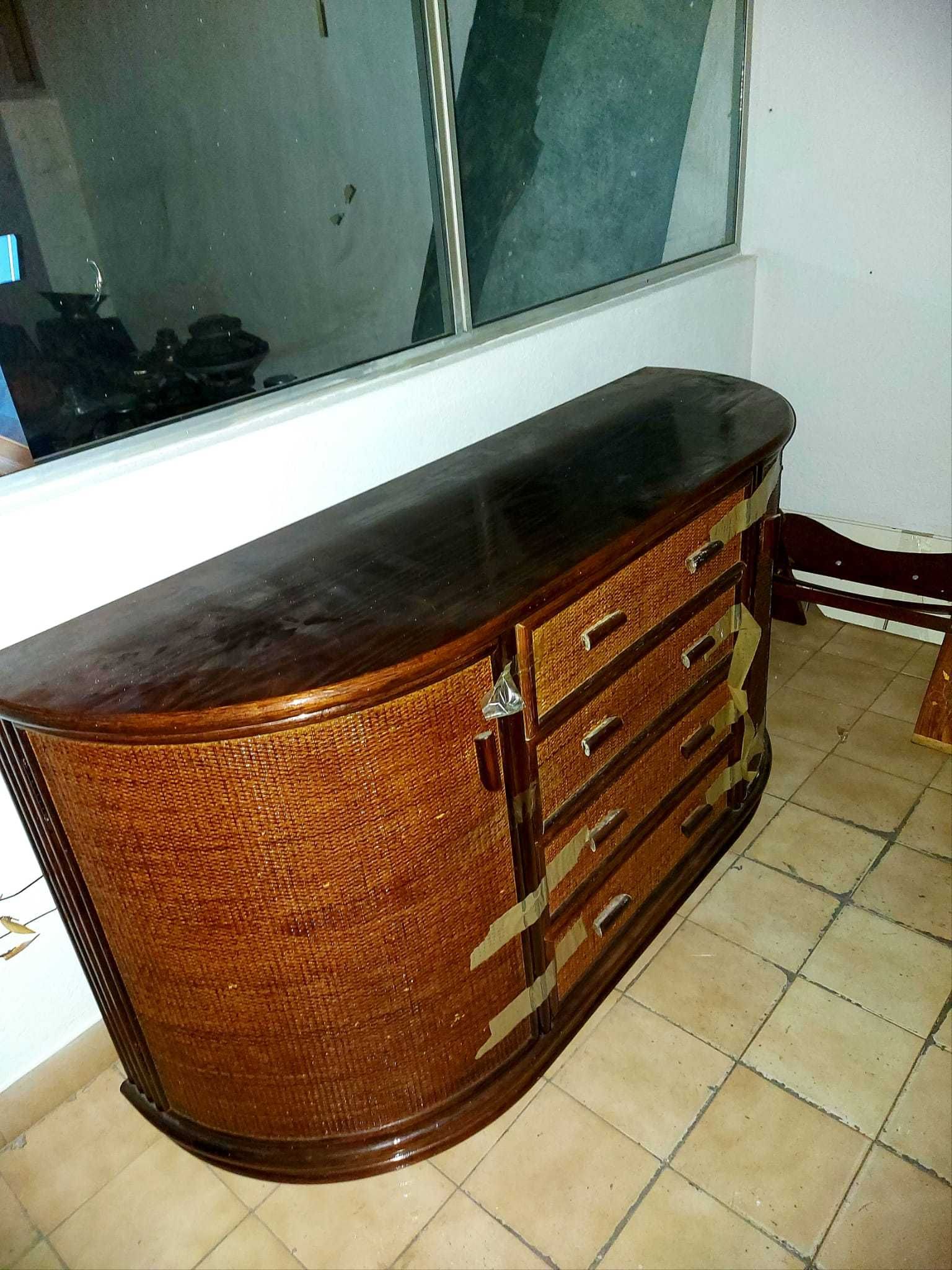 Mesa, móvel, quatro cadeiras e espelho em bambu