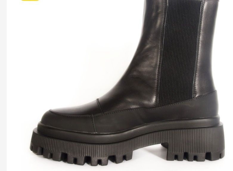 Чорні фірмові челсі.