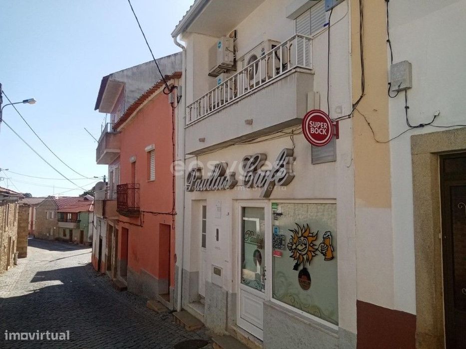 Prédio bem localizado com excelente T2 e Café em Povoa Rio de Moinhos