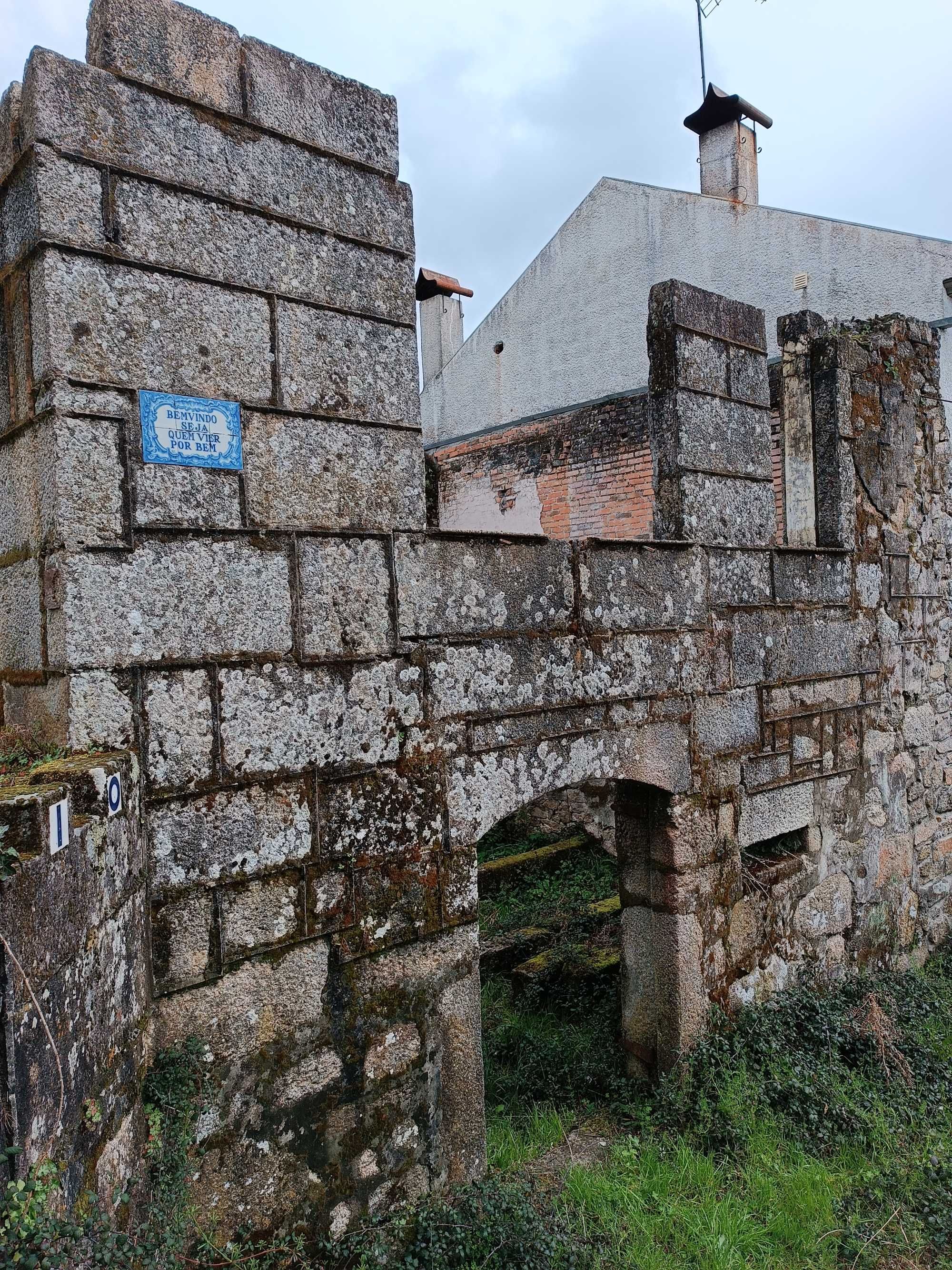 Terreno em Viseu para construção com 2 casas em ruina