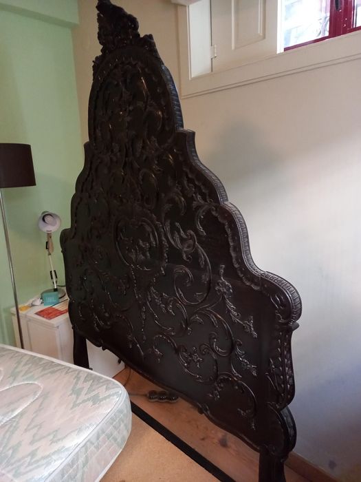 Cama em pau preto + colchão