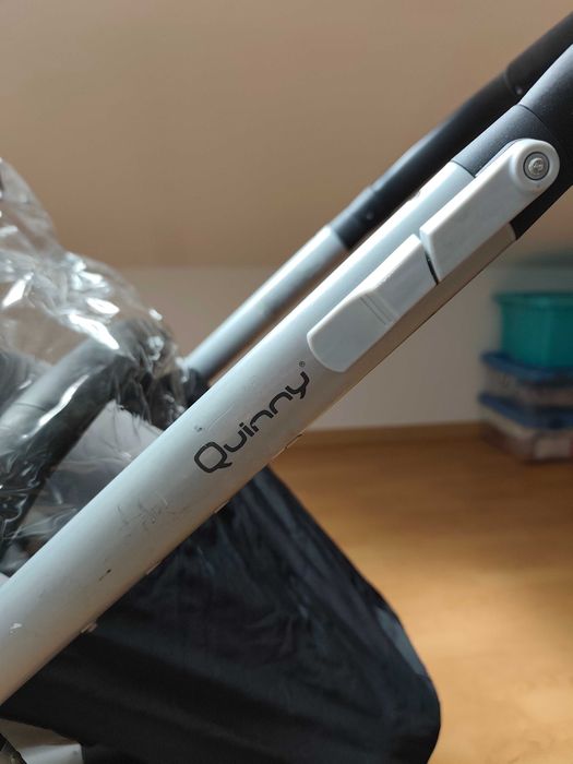 Carrinho de bebé Quinny Buzz Xtra com capa para a chuva