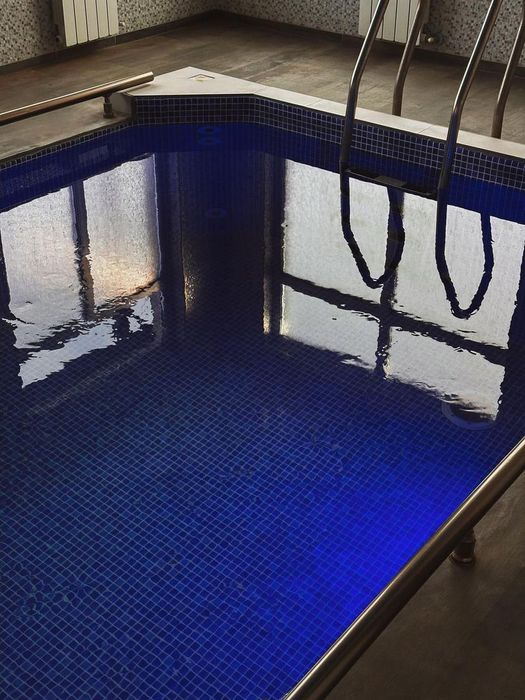 Подобово будинок з теплим басейном