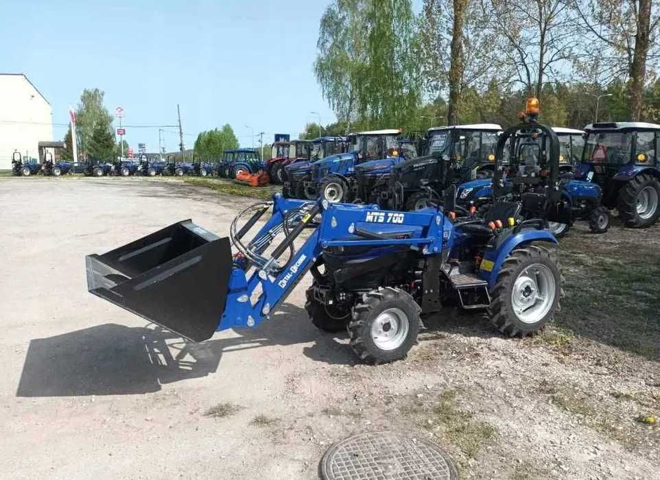 Traktorek do sadu ogrodu 4x4 kompaktowy FARMTRAC Osprzęt komunalny