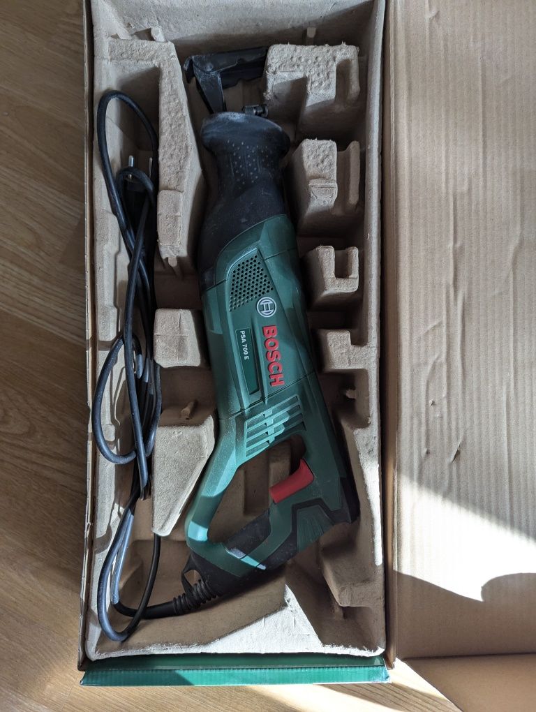 Piła szablasta Bosch PSA 700 E lisica + zestaw brzeszczotów