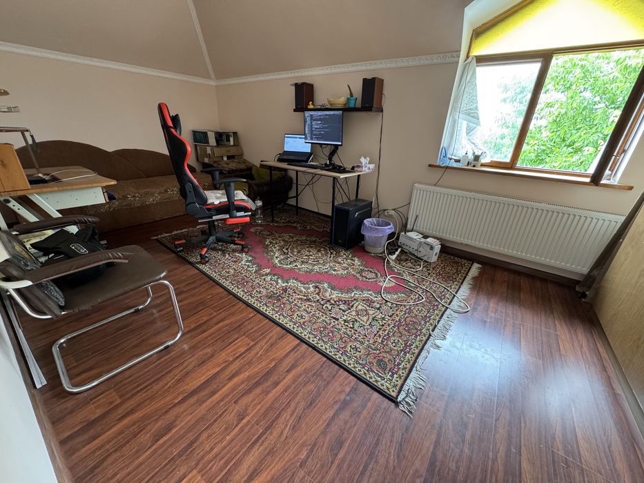 Продаж житлового будинку з землею