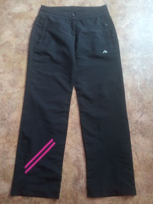 Спортивні жіночі штани.