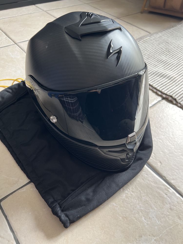 Capacete Scorpion em fibra de carbono