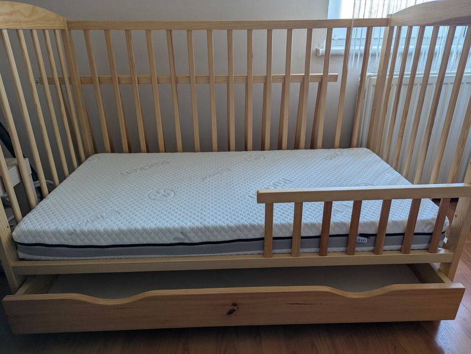 Łóżeczko drewniane z szufladą