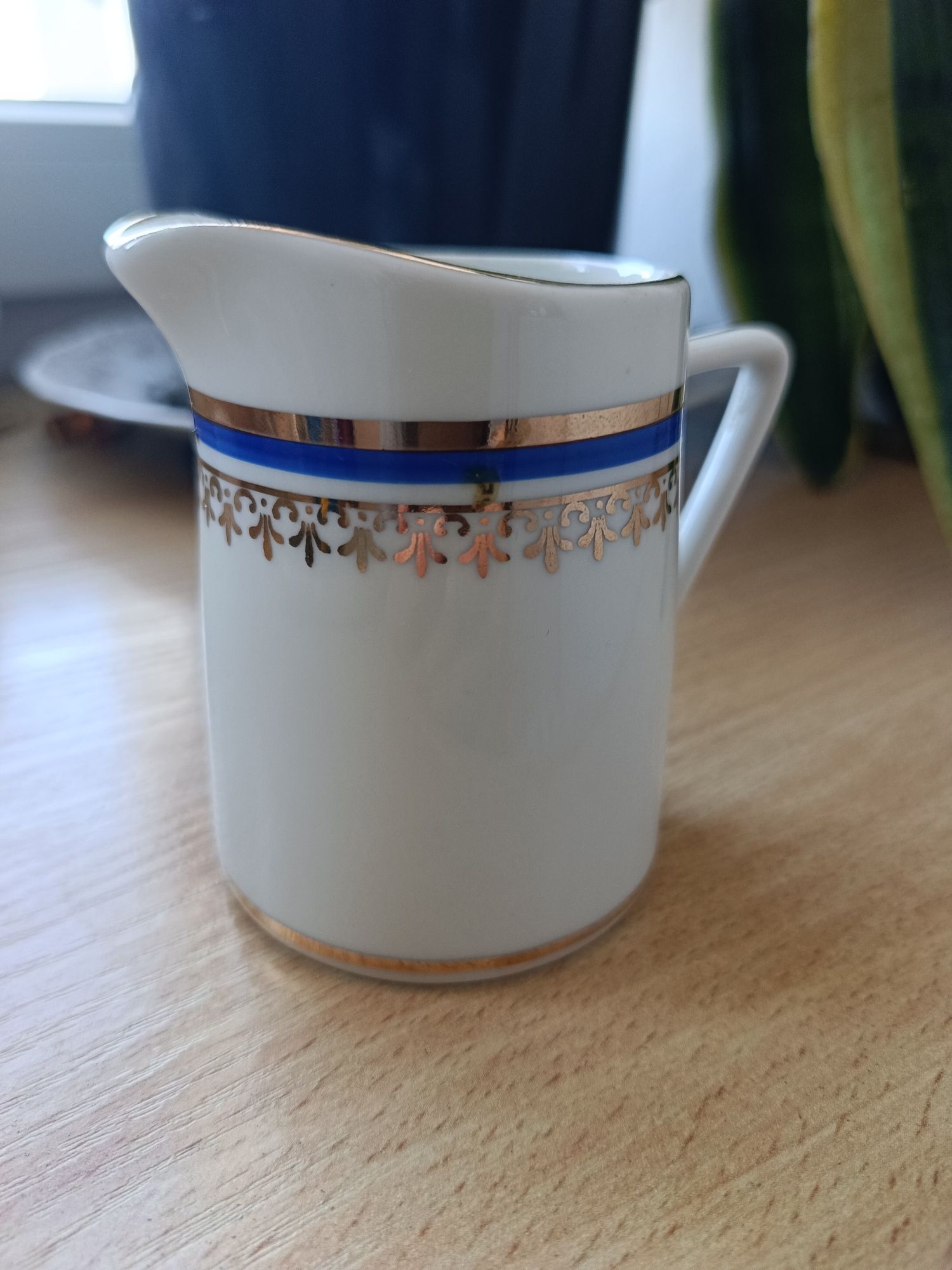 Mały mlecznik.porcelana Wałbrzych.PRL