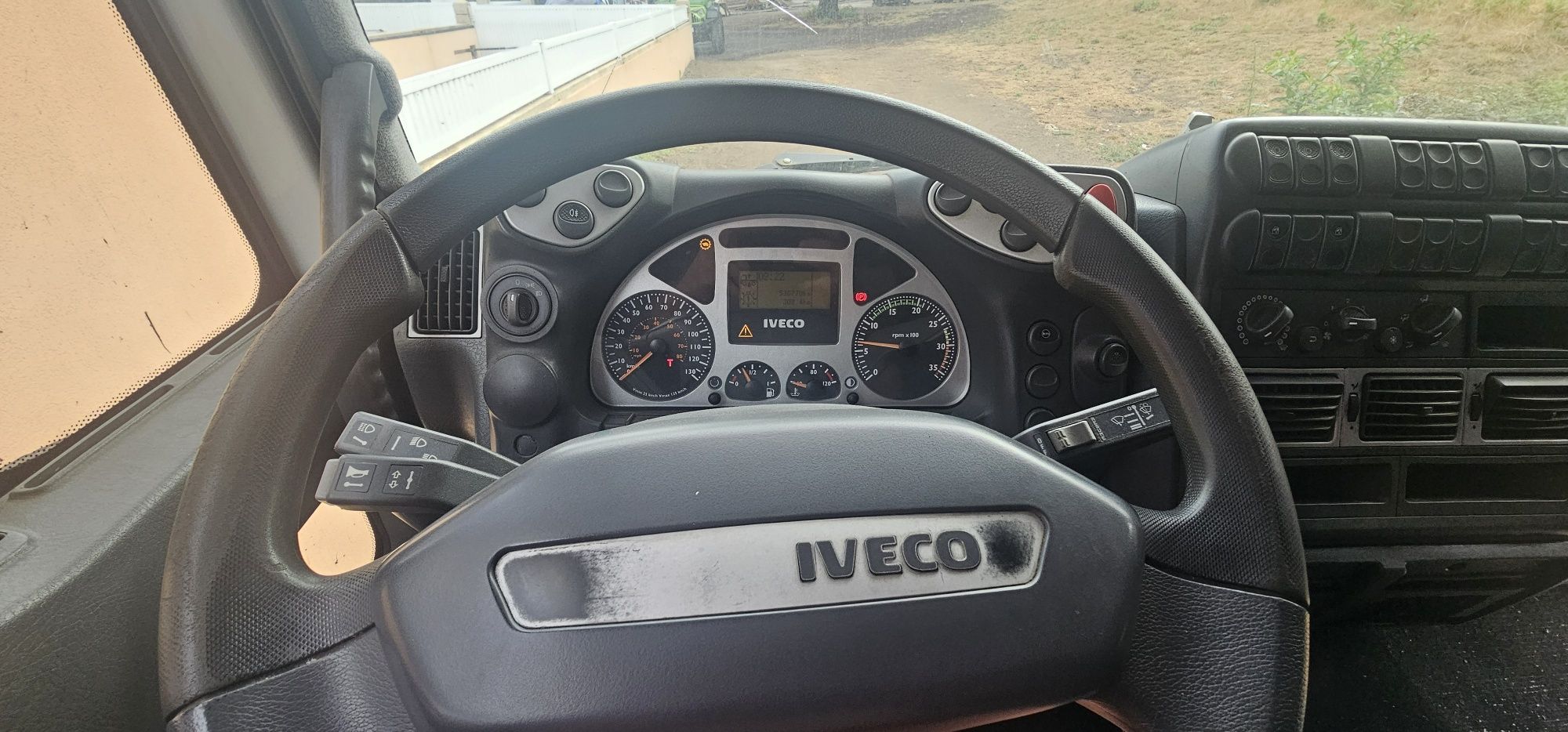 Camião iveco com plataforma