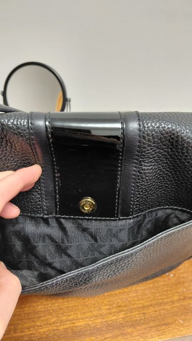 Чорна шкіряна сумка Michael Kors