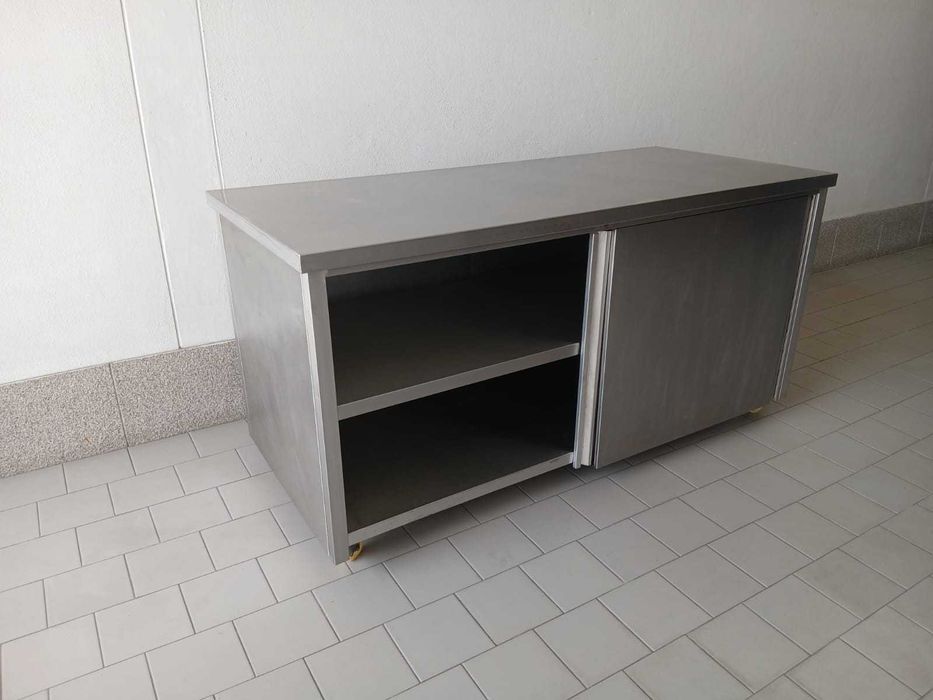 Bancada de trabalho inox com rodas portas de correr toda fechada