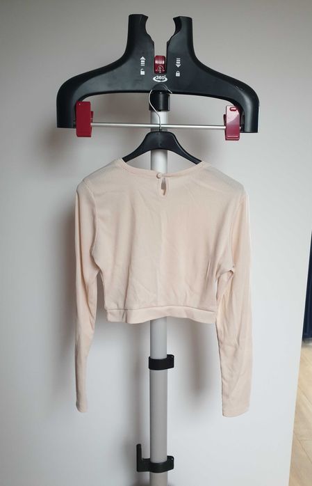 kremowy crop top z zapięciem z tyłu