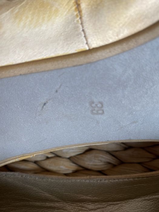 Sapatos de salto elegantes