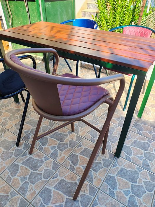 Vendo mesa de exterior com tampo em madeira e estrutura metálica