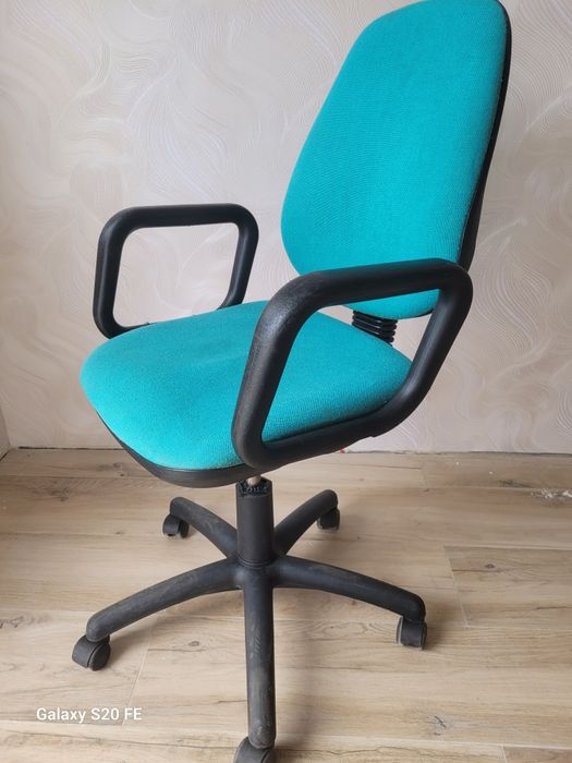 Продам офисные стулья