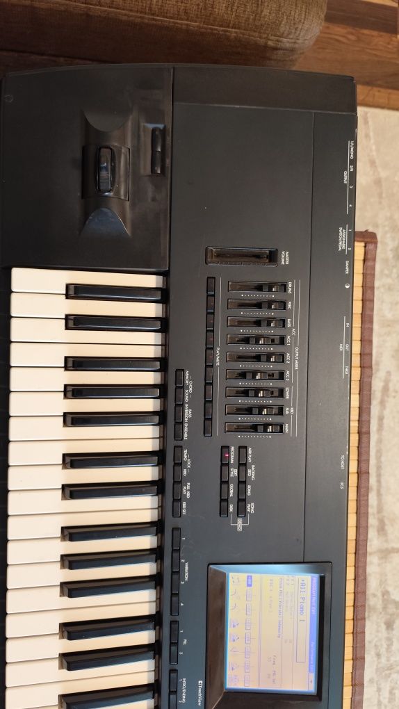 Продам синтезатор Korg i30