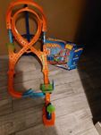 Hot Wheels Pionowy kurs ósemkowy HMB15
