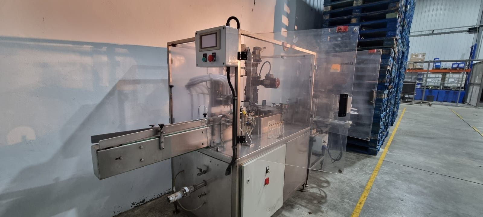 Máquina automática de engarrafamento de garrafas miniatura.