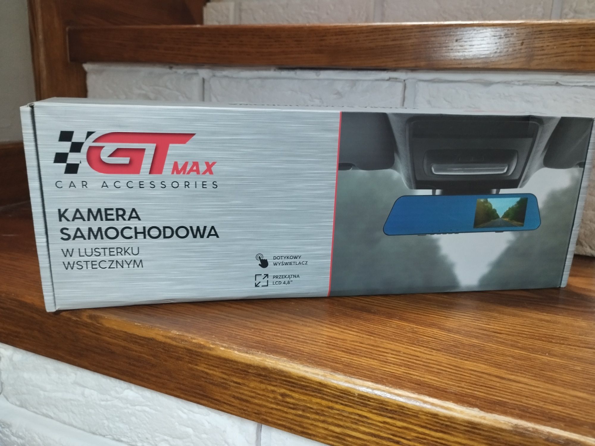 Kamera samochodowa w lusterku wstecznym. Kamera cofania.