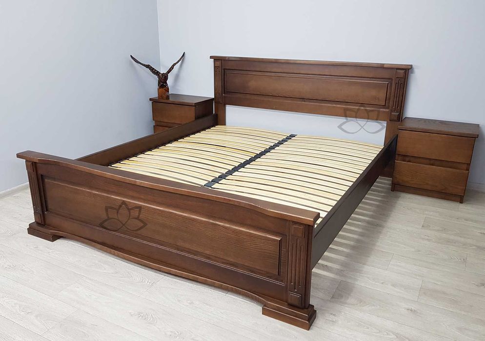 Дерев'яне двоспальне ліжко