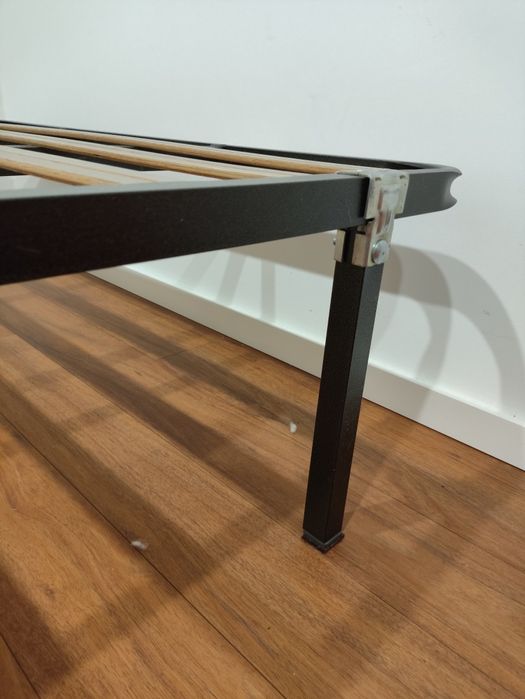 Estrado com pés para cama