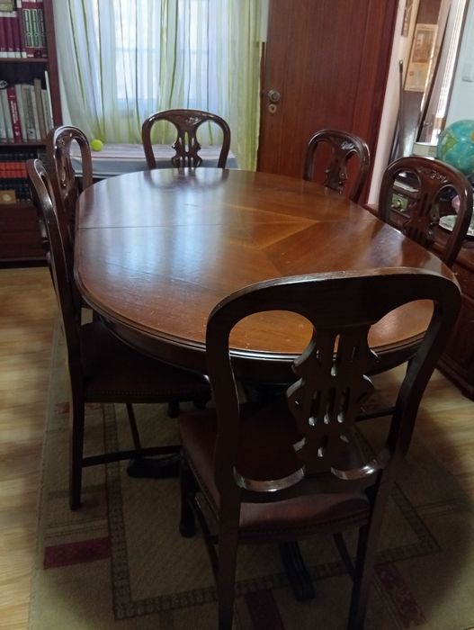 Mesa de madeira em bom estado com 6 cadeiras