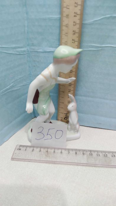 Статуэтка Девочка  одивает штаны и другие Венгрия 1960 годы