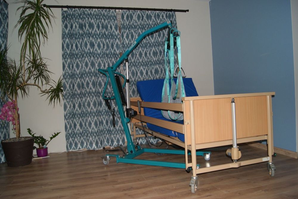 Łóżko rehabilitacyjne + materac + Podnośnik + stolik KOMPLET