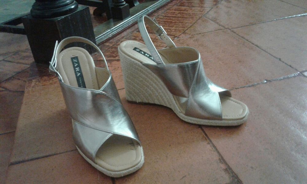 Sandálias prateadas com salto em cunha (40)