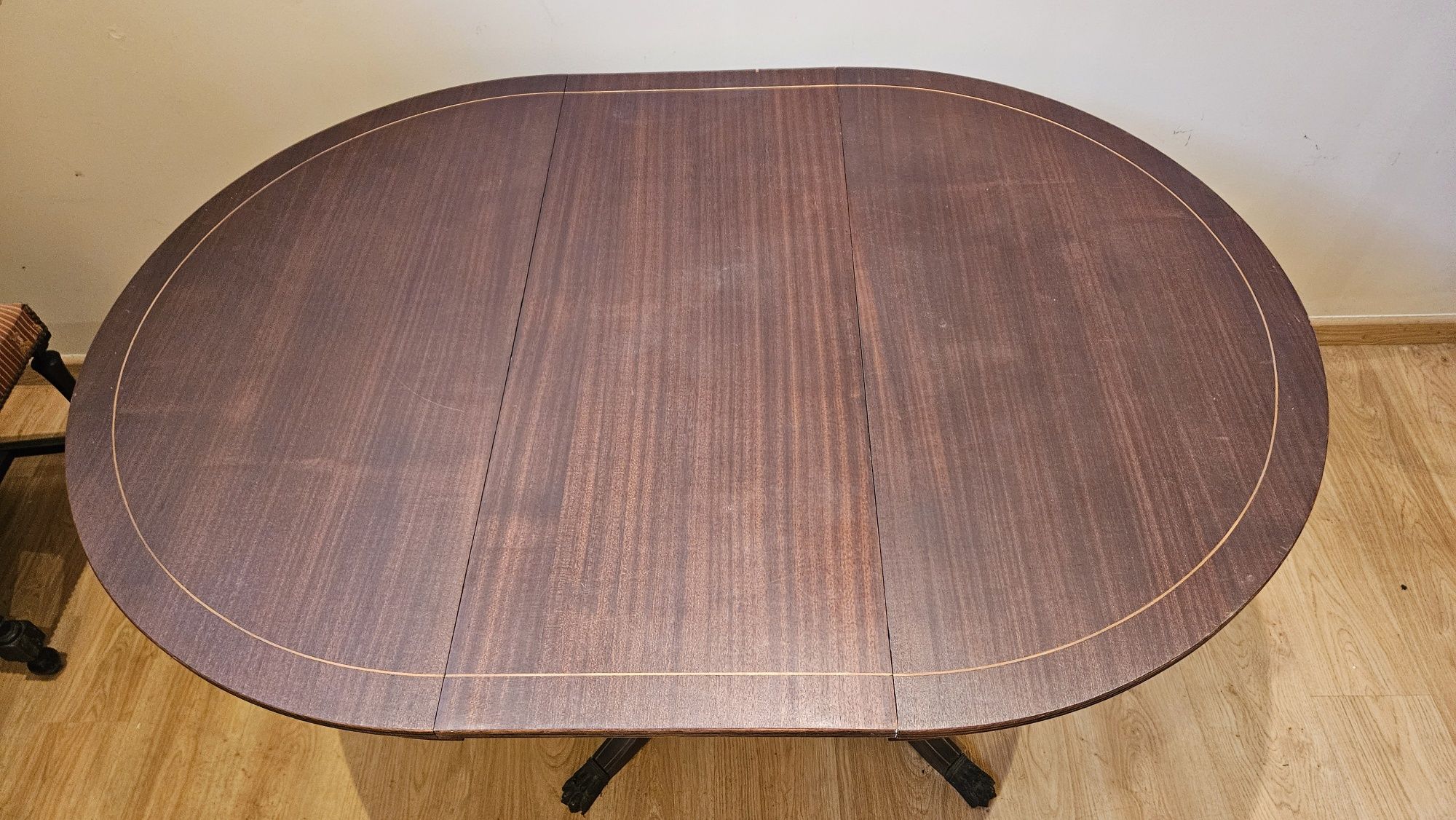 Mesa de jantar redonda em madeira maciça