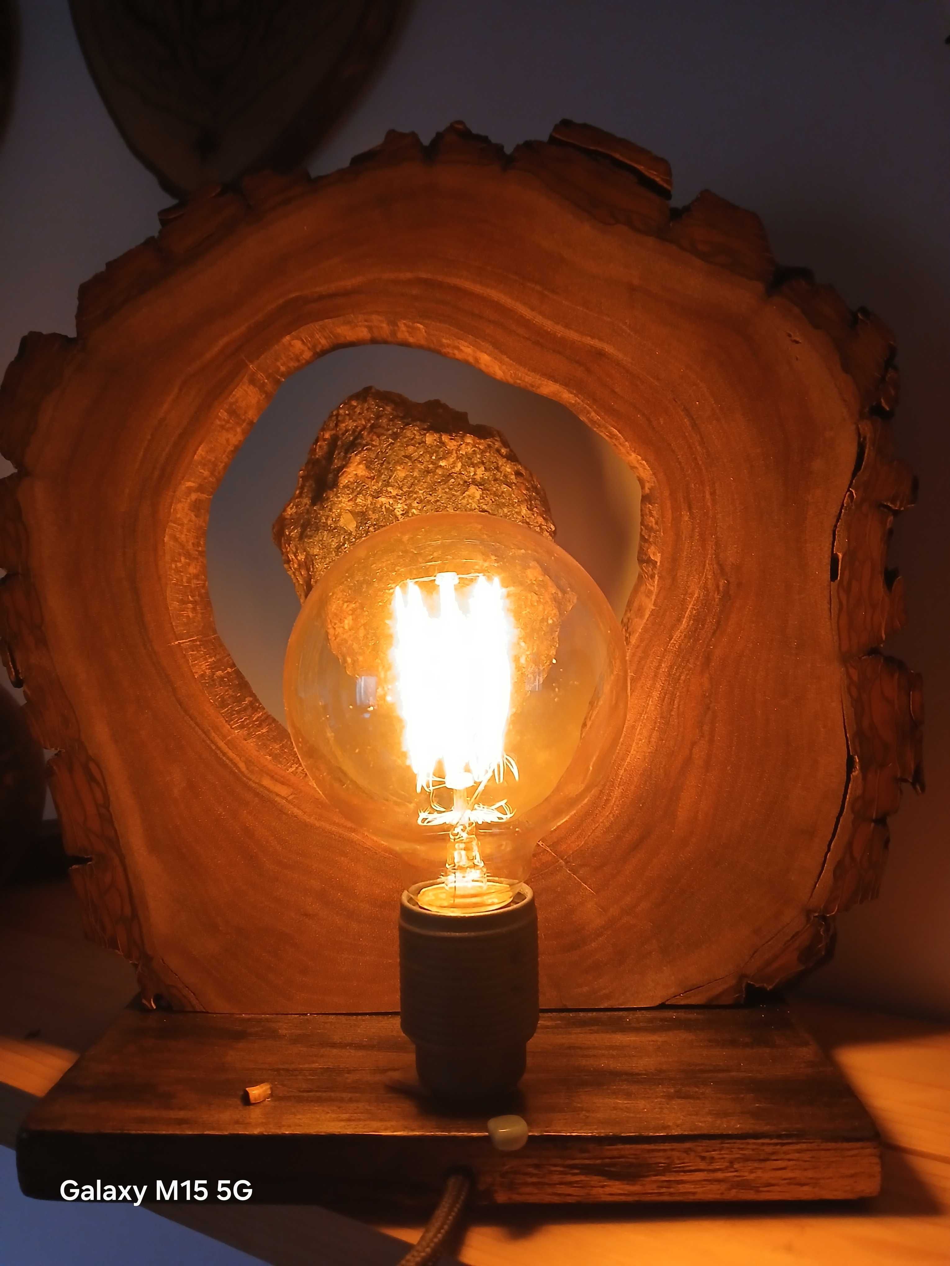 Lampa dekoracyjna w plastrze orzecha włoskiego