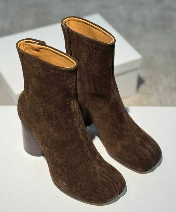 Коричневые замшевые ботильоны Maison Margiela Tabi коричневі замшеві