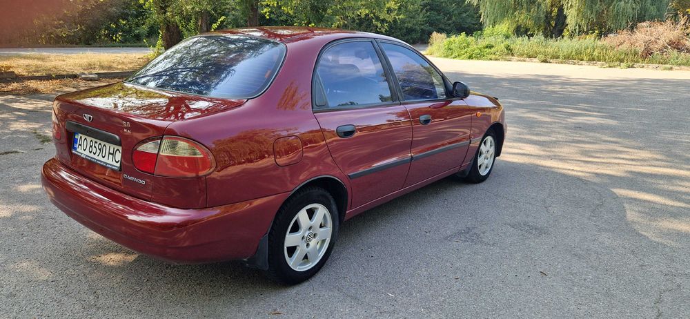 Деу Ланос 1.5 червоний