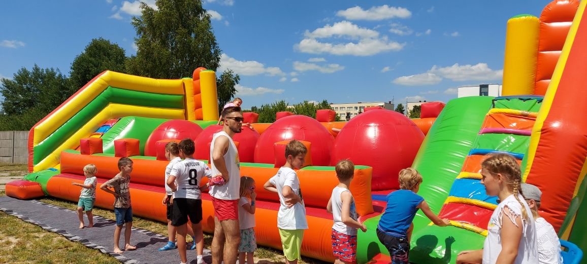 Ekscytujący Świat Dmuchanych Atrakcji: Zabawa, która Zapada w Pamięć