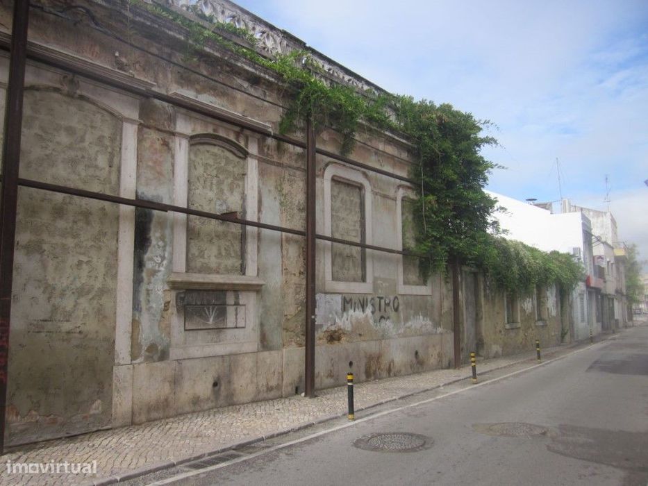 Prédio na zona ribeirinha da Moita