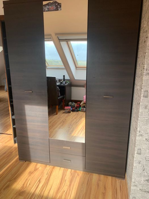 Szafa trzydrzwiowa z lustrem