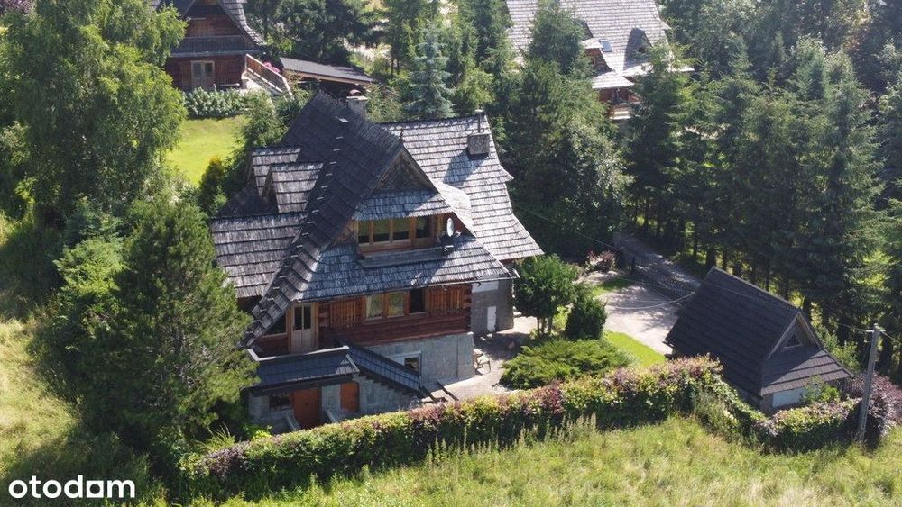 Modrzewiowy dom w Kościelisku z widokiem na Tatry