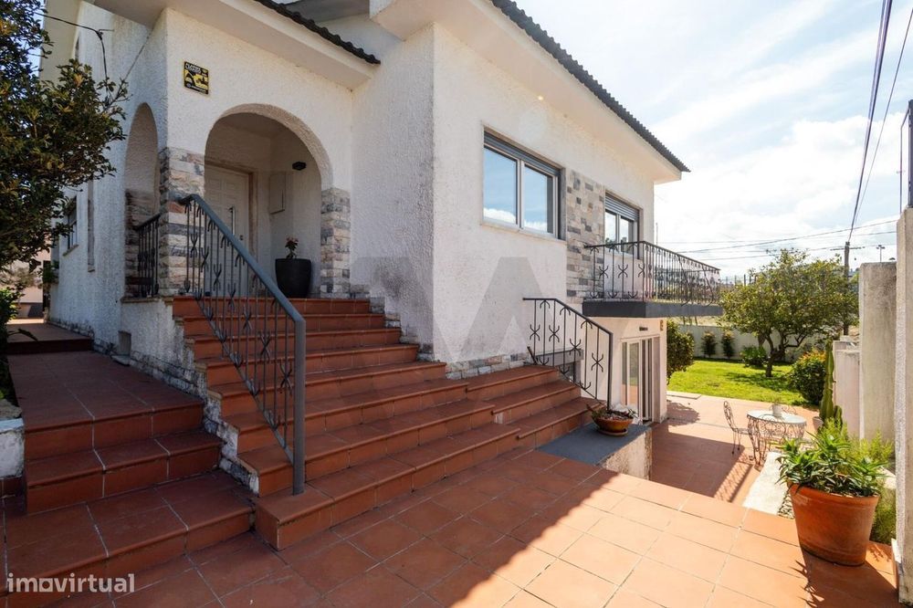 MORADIA T4 em Gaveto e 2 Apartamentos Independentes – Charneca da Capa