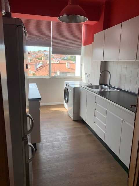 Arrenda-se T2 com Garagem a 5 min estação comboios São João Estoril